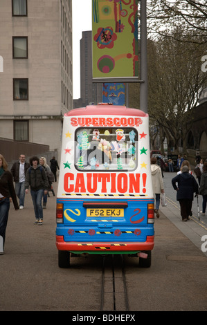 Ice cream van coloré avec une forme inhabituelle. Banque D'Images