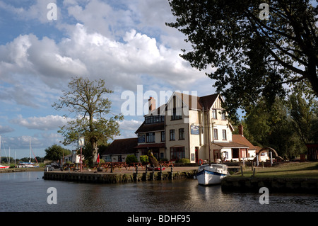 Beauchamp Arms public house sur la rivière Yare à Langley, Norfolk Broads, Parc National Banque D'Images