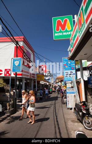 L'INDONÉSIE, Bali, Kuta, coquelicots Piste 2, franchisés les dépanneurs en zone touristique Banque D'Images