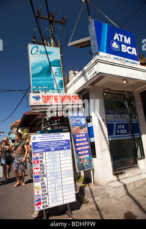 L'INDONÉSIE, Bali, Kuta, coquelicots Piste 2, distributeur automatique bancaire en zone touristique Banque D'Images