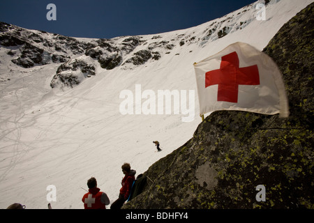 Les membres de l'équipe de recherche et sauvetage regarder les skieurs sur les pentes de Tuckerman Ravine sur le Mont Washington dans les Montagnes Blanches du New Banque D'Images