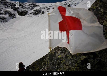 Les membres de l'équipe de recherche et sauvetage regarder les skieurs sur les pentes de Tuckerman Ravine sur le Mont Washington dans les Montagnes Blanches du New Banque D'Images