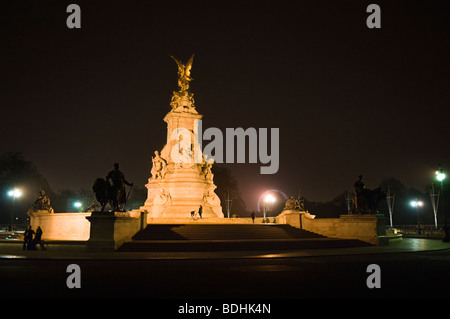 L'Édifice commémoratif Victoria devant le palais de Buckingham dans la nuit. Banque D'Images