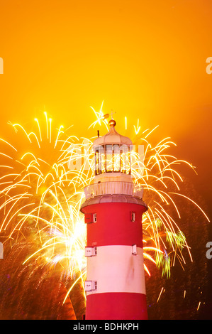 Championnats nationaux 2009 Fireworks exploding derrière Smeaton's Tower sur Plymouth Hoe Devon UK Banque D'Images