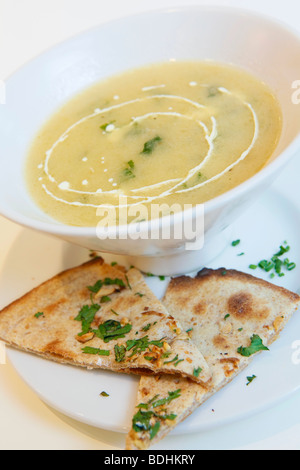Shimla Pinks Restaurant Indien, la nourriture est la soupe avec du pain pitta Banque D'Images