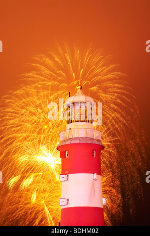 Championnats nationaux 2009 Fireworks exploding derrière Smeaton's Tower sur Plymouth Hoe Devon UK Banque D'Images