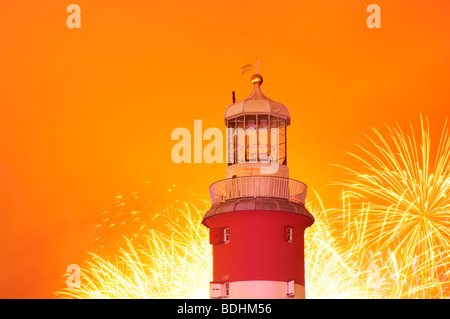 Championnats nationaux 2009 Fireworks exploding derrière Smeaton's Tower sur Plymouth Hoe Devon UK Banque D'Images