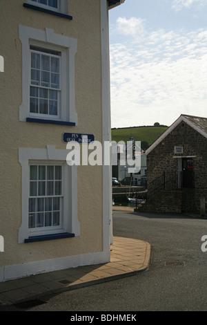 Maison d'angle avec bilingue anglais et gallois signe rue donnant sur le port de Aberaeron, Ceredigion, pays de Galles, Royaume-Uni Ouest Banque D'Images