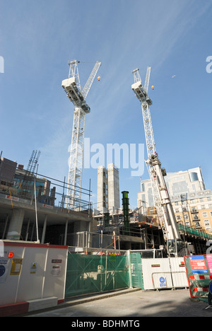 Sur les grues de chantier de Londres Banque D'Images