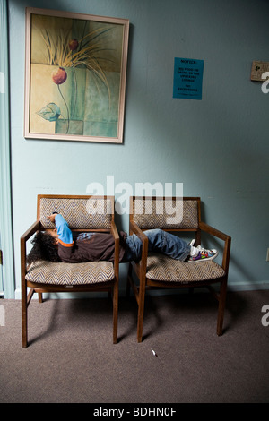 Selena Pina, une mère de quatre sans-abri, les signes à des services à l'Maryhouse à Sacramento, CA. Maryhouse est une hospitalit de jour Banque D'Images