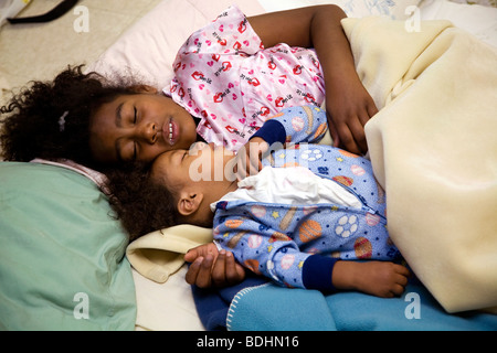 Selena Pina, une mère de quatre sans-abri, commence sa journée à 6h00 par amener ses enfants à se lever et prêt pour la journée à United Banque D'Images