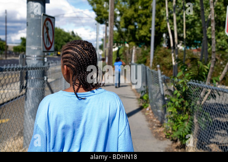 Selena Pina, une mère de quatre enfants sans abri, fait une promenade dans l'après-midi avec ses enfants à Sacramento, CA. Banque D'Images