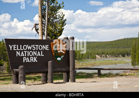 Panneau d'entrée du Parc National de Yellowstone au Wyoming USA Banque D'Images