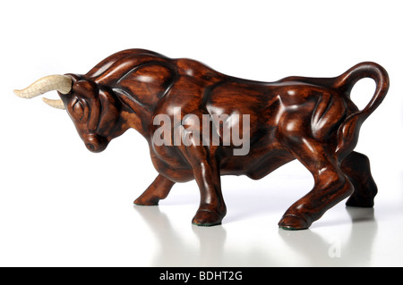 Vintage sculpture de taureau aux cornes blanches Banque D'Images