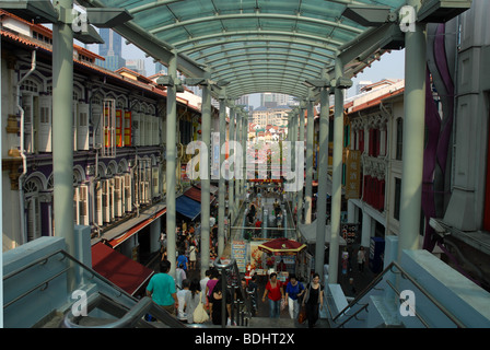 Regardant vers le bas de la rue de la Pagode couvert zone piétonne, Pagoda Street, Chinatown, Singapour Banque D'Images