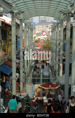 Regardant vers le bas de la rue de la Pagode couvert zone piétonne, Pagoda Street, Chinatown, Singapour Banque D'Images