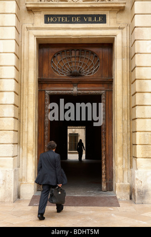 Businessman entrant dans l'Hôtel de Ville (mairie), Arles, Provence-Alpes-Côte d'Azur, France Banque D'Images