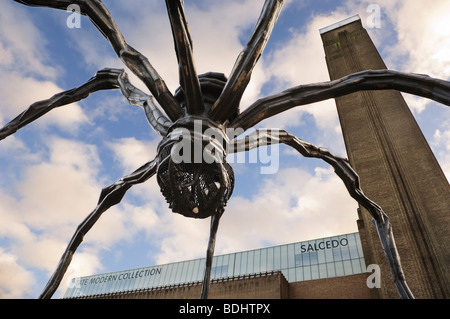 Sculpture "mère" par Louise Bourgeois d'une araignée géante en face de la Tate Modern. Banque D'Images
