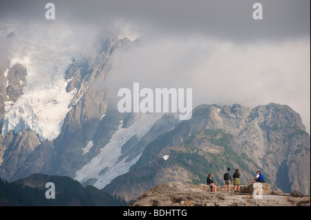 Après la fin de la chaîne de lacs Trail à Mt. Baker, les randonneurs reste au pied du glacier du Mt. Shuksan, Washington, USA. Banque D'Images