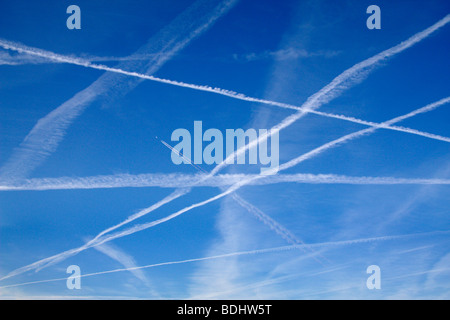 La fin de l'après-midi d'été, ciel plein de traînées de- Radley Oxfordshire Banque D'Images