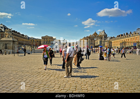 Château de Versailles - touristes visitant le monument français, 'Château de Versailles', avec le trottoir immigré souvenir Hawker, devant le château français, Banque D'Images