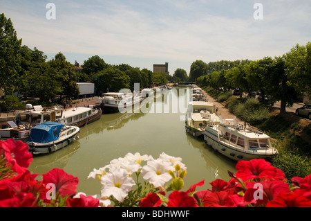 France : loisirs Canal bateaux du port, à Moissac sur le canal latéral de la Garonne qui relie le Canal du Midi. Banque D'Images