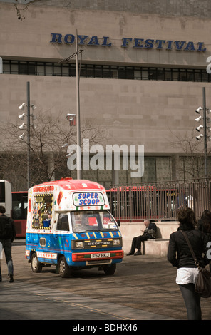 Ice cream van coloré avec une forme inhabituelle. Banque D'Images