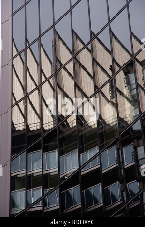 Reflets de la Lloyds Building dans le bardage en verre de la Willis Tower Banque D'Images