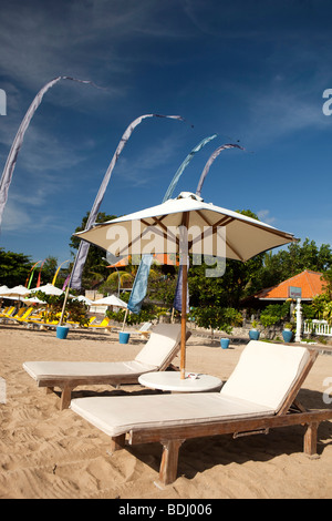 L'INDONÉSIE, Bali, Sanur, vide de chaises longues sur la plage Banque D'Images