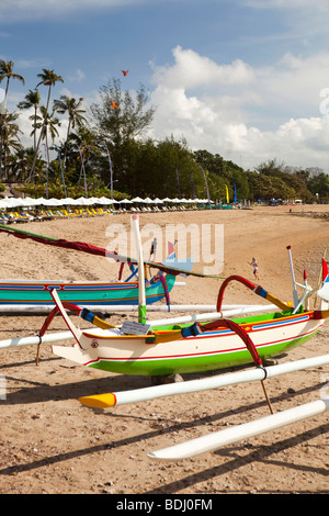 L'INDONÉSIE, Bali, Sanur, peintes de couleurs vives outrigger bateaux de pêche sur la plage Banque D'Images