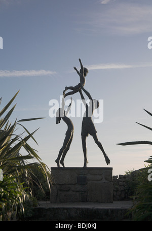 Enfants Tresco la sculpture de David Wynne, dans le jardins de l'abbaye des îles Scilly Tresco Cornwall UK Banque D'Images