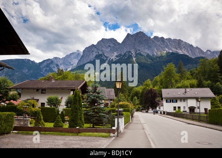 Grainau village-rue, Alpes bavaroises, Bavière, Allemagne, Europe avec la Zugspitze en arrière-plan Banque D'Images