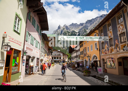 Rue commerçante de Mittenwald, Allemagne avec des Karwendel dans les Alpes bavaroises Allemagne Europe Banque D'Images