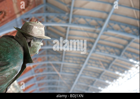 Statue de Sir John Betjeman en admirant le nouveau toit à St Pancras International Station, London, UK. Statue de Martin Jennings. Banque D'Images