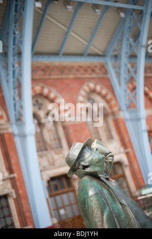 Statue de Sir John Betjeman en admirant le nouveau toit à St Pancras International Station, London, UK. Statue de Martin Jennings. Banque D'Images