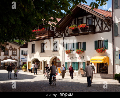 Rue commerçante de Mittenwald, dans les Alpes bavaroises, l'Allemagne, en été Banque D'Images