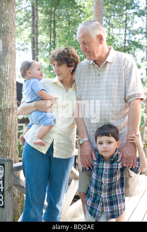 Granparents posent avec petits-fils au chalet familial dans le New Hampshire, USA Banque D'Images