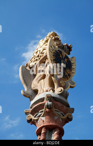 MUENSTERPLATZ ULM : LION AVEC ARMOIRIES SUR HAUT DE LA FONTAINE PLACE - détail Banque D'Images