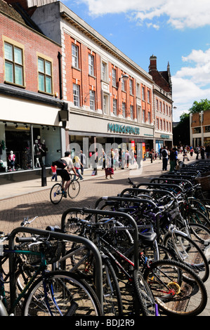 Les vélos garés dans Sidney Street dans le centre-ville de Cambridge en Angleterre, Royaume-Uni Banque D'Images