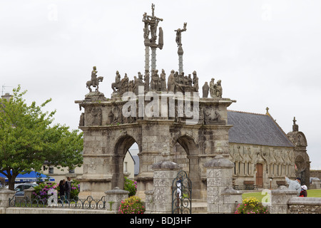 Fermer la paroisse à Pleyben en Bretagne, France. Le Calvaire Banque D'Images