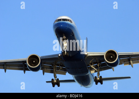 Avion de United Airlines en approche finale pour l'aéroport international de Logan à Boston au Massachusetts. Banque D'Images