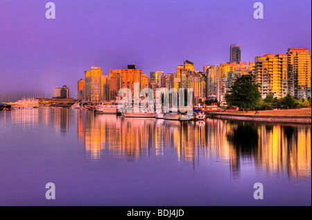 Soir, l'Inlet Burrard, bâtiments, Vancouver, British Columbia, Canada Banque D'Images