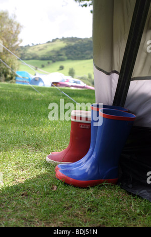 2 paires de bottes welly debout à l'extérieur d'une tente Banque D'Images