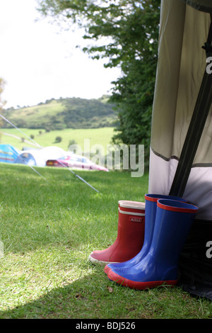 2 paires de bottes welly debout à l'extérieur d'une tente Banque D'Images