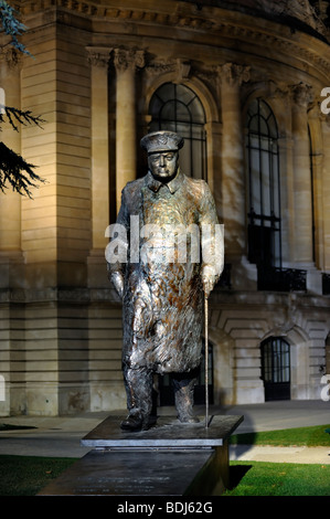 Paris, France, la sculpture contemporaine, l'art public, Statue de "Winston Churchill', à l'extérieur Musée du Petit Palais, de nuit, Cardot Banque D'Images