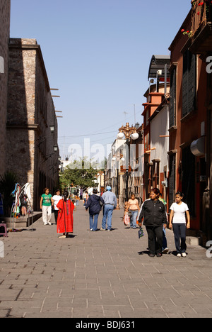 Les gens se promener le long de la Callejon de ruelle de San Francisco dans la ville de San Luis Potosi, Mexique Banque D'Images