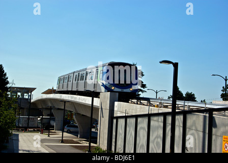 Nouvelle ligne Canada des trains de banlieue de transport rapide de rejoindre l'aéroport de Vancouver Richmond station laissant Banque D'Images