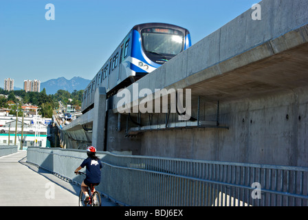 Nouvelle ligne de transport en commun rapide Canada lumière ligne de trains de banlieue dans la région de flou avec pied et piste cyclable Banque D'Images