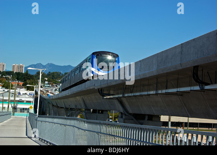 Nouvelle ligne Canada lumière élevée ligne de train de banlieue transport en commun rapide traversant pont à travers la rivière Fraser Banque D'Images