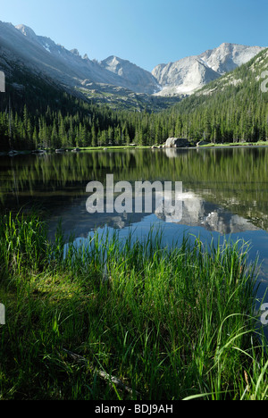 Matin réflexions à Jewel Lake dans la région de Rocky Mountain National Park, Colorado, USA Banque D'Images